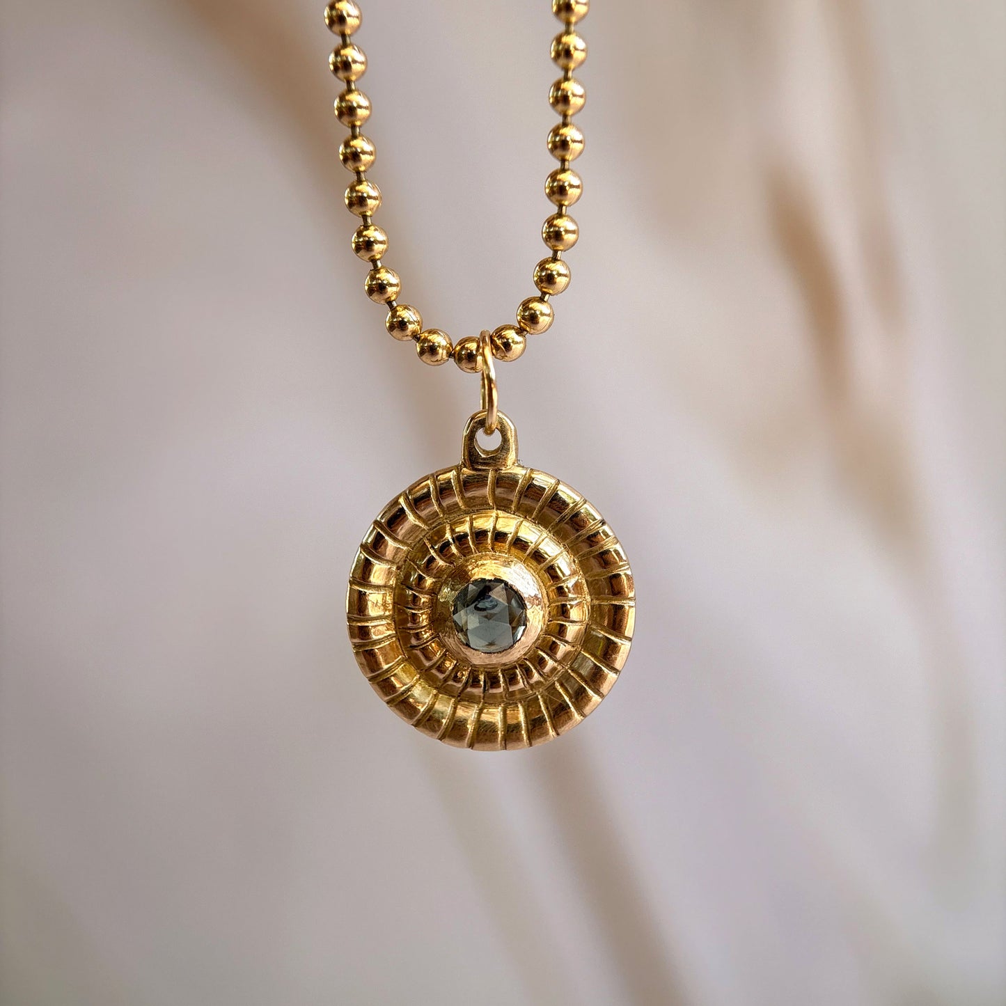 solid gold pendent montana sapphire rose cut